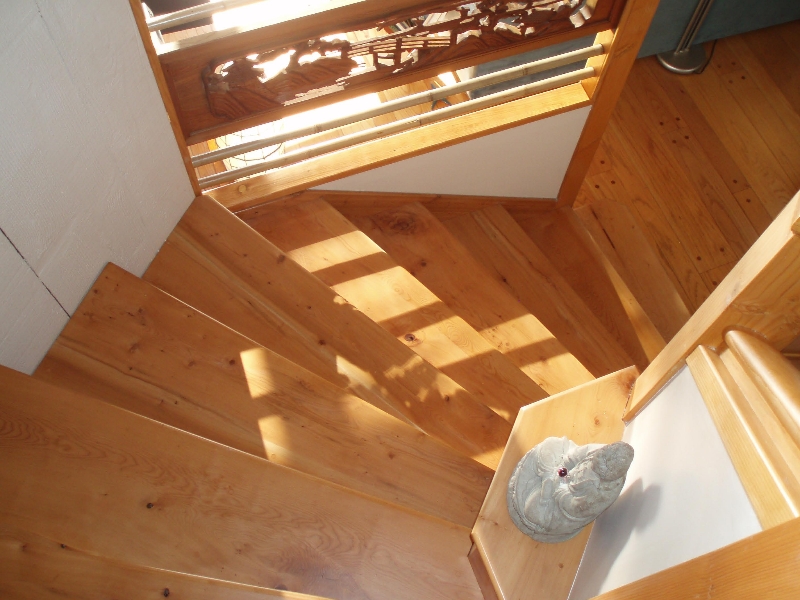 Winding stair with closed balustrade